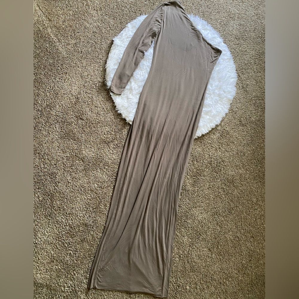 AQAQ Yoko Maxi Dress One Sleeve Long Light Brown High Slit Womens Size 8 Stretch - Picture 2 of 9